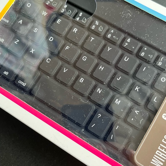 Polaroid NEW Wireless Keyboard for Tablets Silicone Bluetooth - Picture 3 of 4